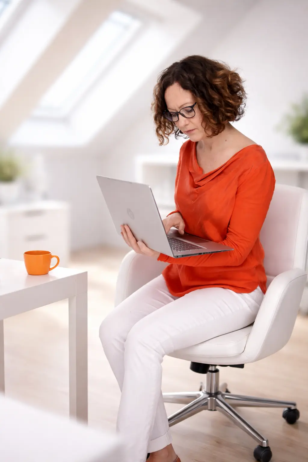 Claudia Germer, Webdesignerin und Branding Expertin aus Hannover am Laptop